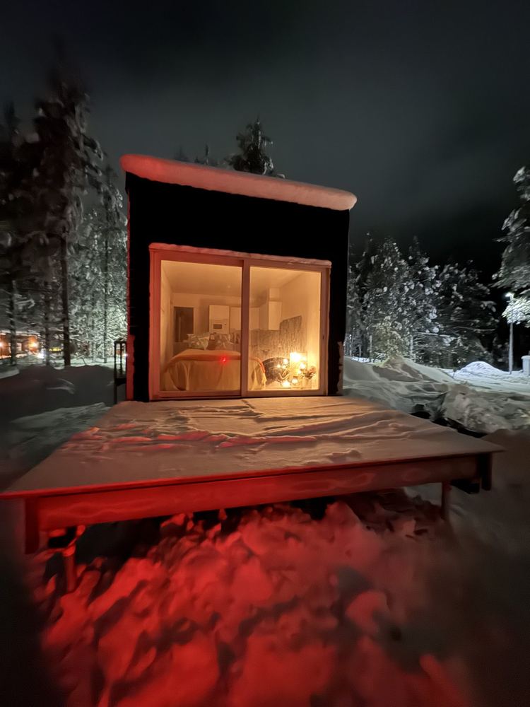 Aurora Cabin talvi-iltana valot päällä