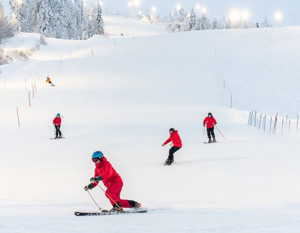 Laskettelijoita Sallatunturin rinteessä