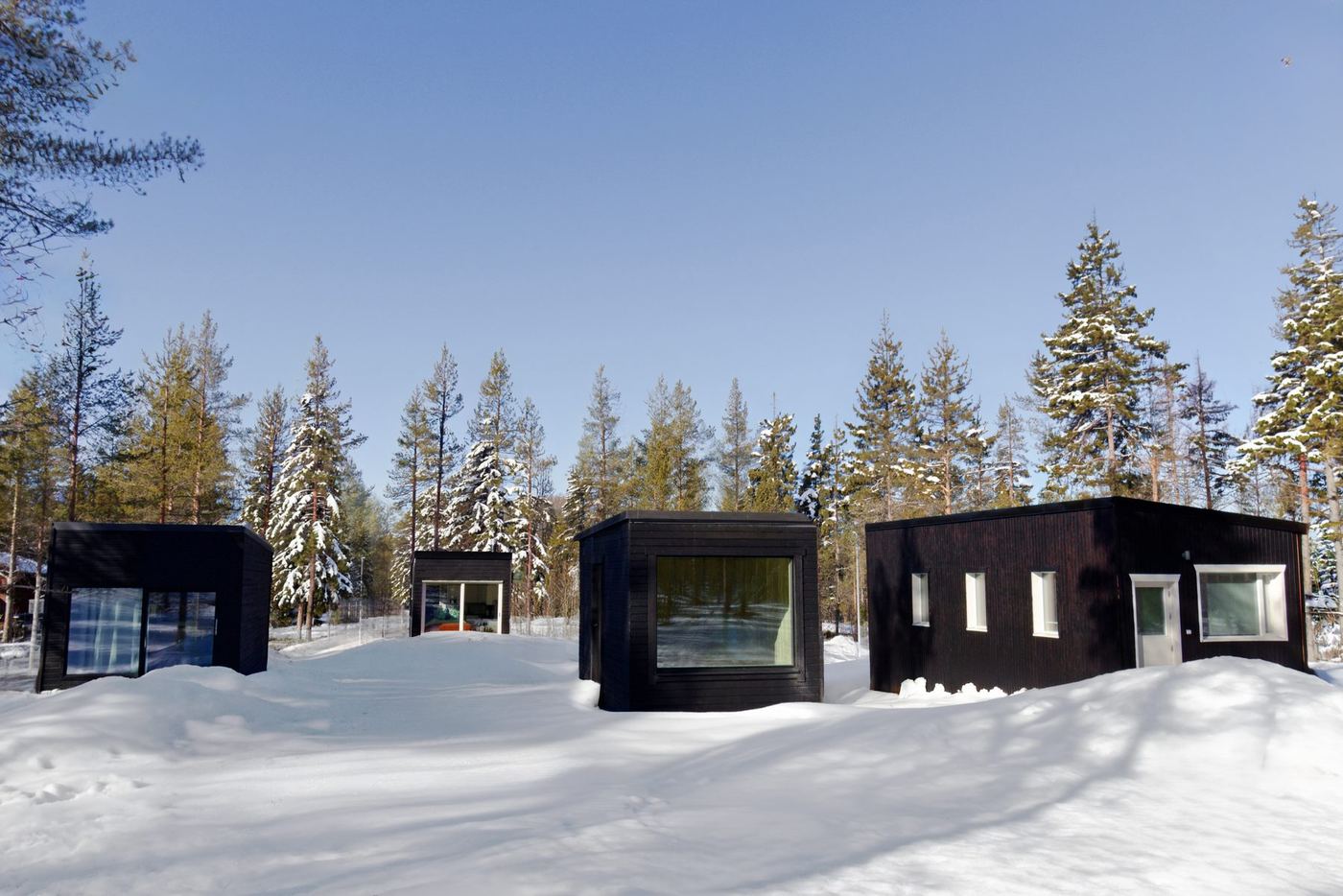 Resortin mökit lumisessa metsässä