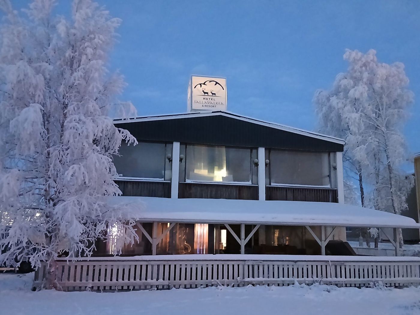 Hotel Sallavalkea talvipäivänä, huurteiset puut